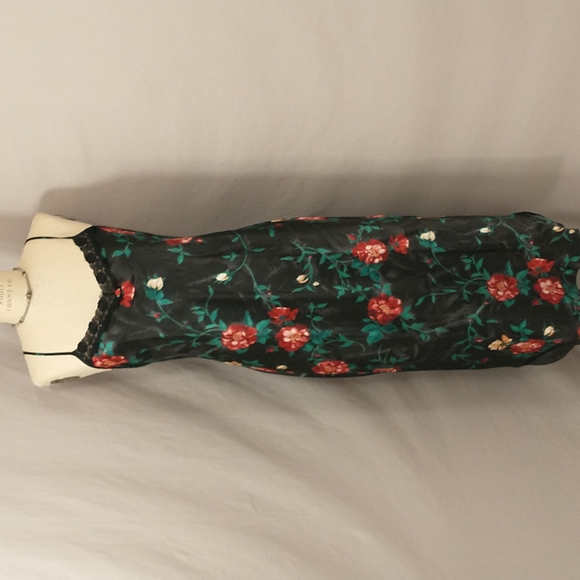 2 Floral Nightgowns Sexy Feminine Styling Lg Silky Feel Satin Red Flowers - Picture 5 of 8